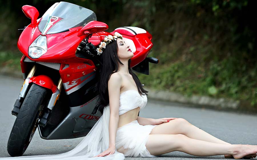 Beautiful girls and motorcycles in Suwon