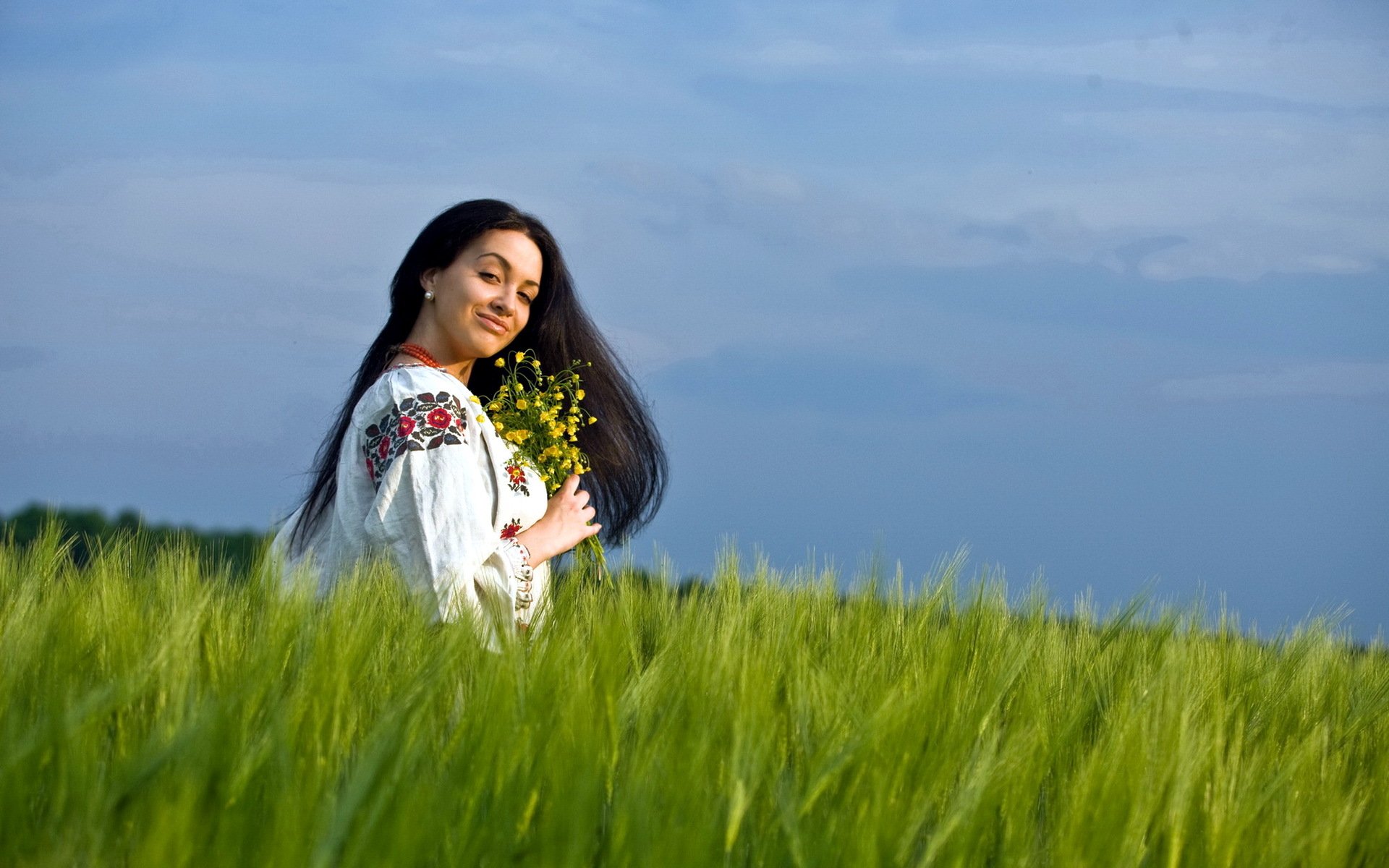 Girls in Slavic costumes in Suwon